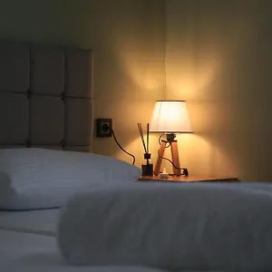 Zelle Airport Boutique Bed and breakfast Tayakadin